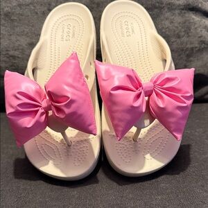 Trendy Crocs pink bow sandals size 9 in EUC!